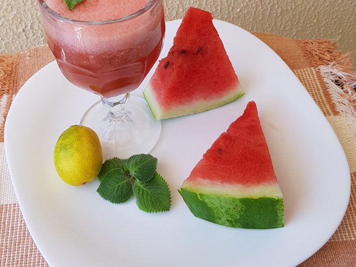 Suco de melancia com hortelã e limão