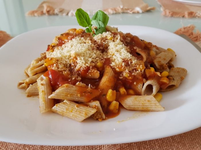 Penne integral ao molho de tomate com agrião